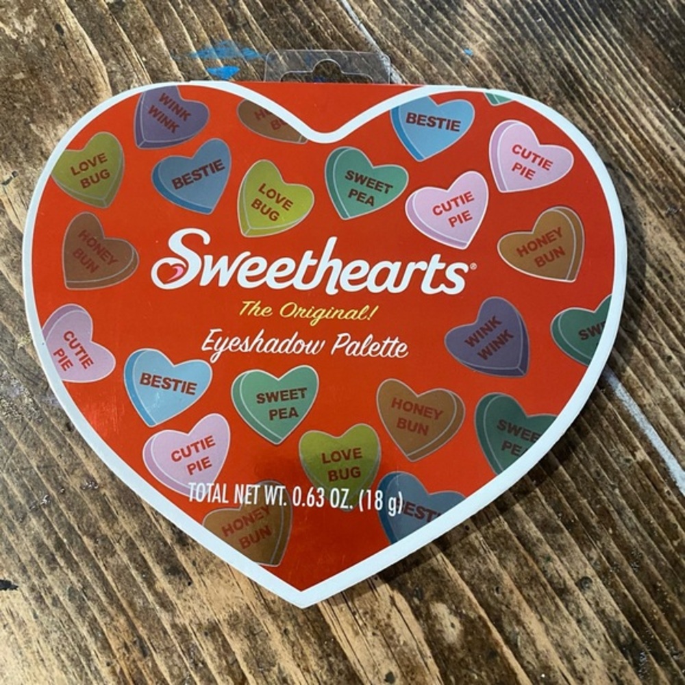 Cutest eye shadow palette with mini heart mirror! Fun to keep or for a gift❤️🩷